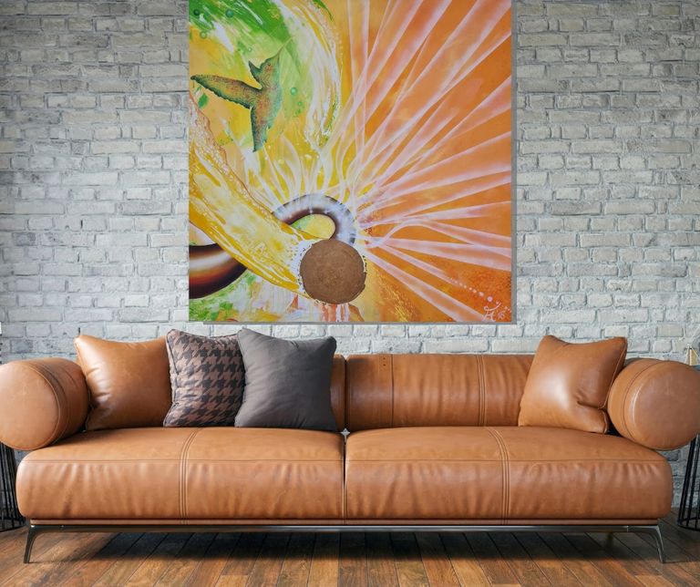 Braunes Ledersofa mit vier Kissen vor einer weißen Backsteinwand, darüber ein abstraktes Gemälde mit warmen Farben und leuchtenden Strahlen.